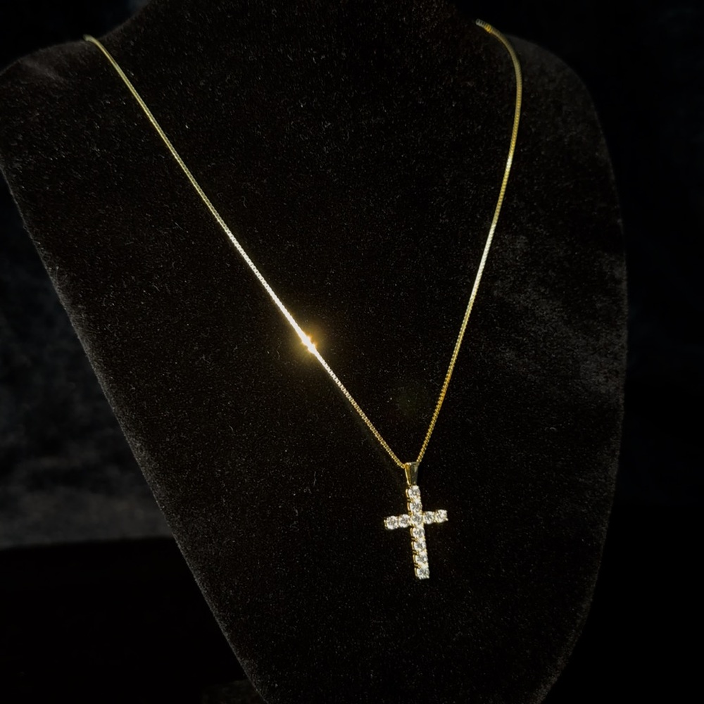 Elegant Gold Cross Pendant Necklace